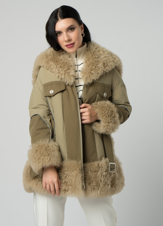 фото Женский пуховик зеленого цвета с отделкой из овчины модель № 21864