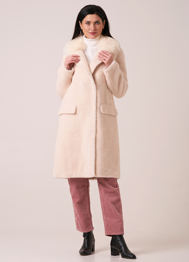 Светлое пальто из эко меха прямого силуэта модель № 17939 меха малина