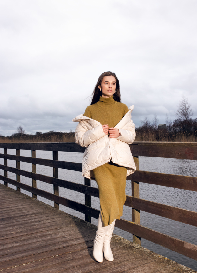 фото Светлый женский пуховик с воротником стойкой модель № 21838