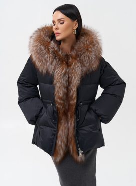 Женский пуховик с отделкой из меха лисы