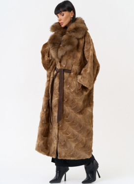 Женская шуба из меха норки с воротником их меха песца Женская шуба из меха норки с воротником их меха песца