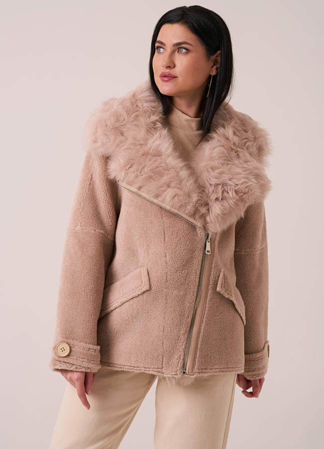 Укороченная шуба из овечьей шерсти бежевого цвета на молнии модель № 12851 меха малина