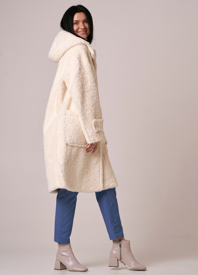 Шуба из овечьей шерсти с накладными карманами и капюшоном модель № 1984-1 универмаг малина