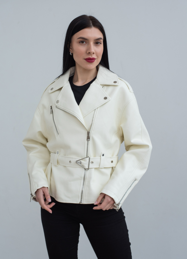 Женская куртка из эко кожи белого цвета  модель № 22847 в рассрочку