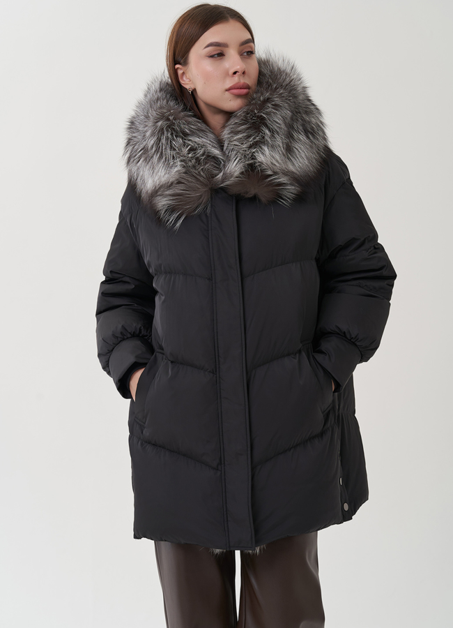 фото Женский пуховик черного цвета с меховой отделкой модель № 25367
