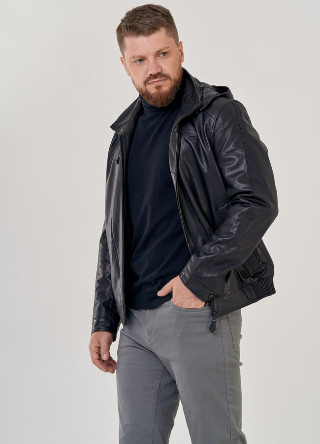 Кожаная куртка с капюшоном черного цвета  модель № 23140 меха малина