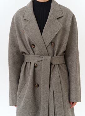 Женское пальто с английским воротником