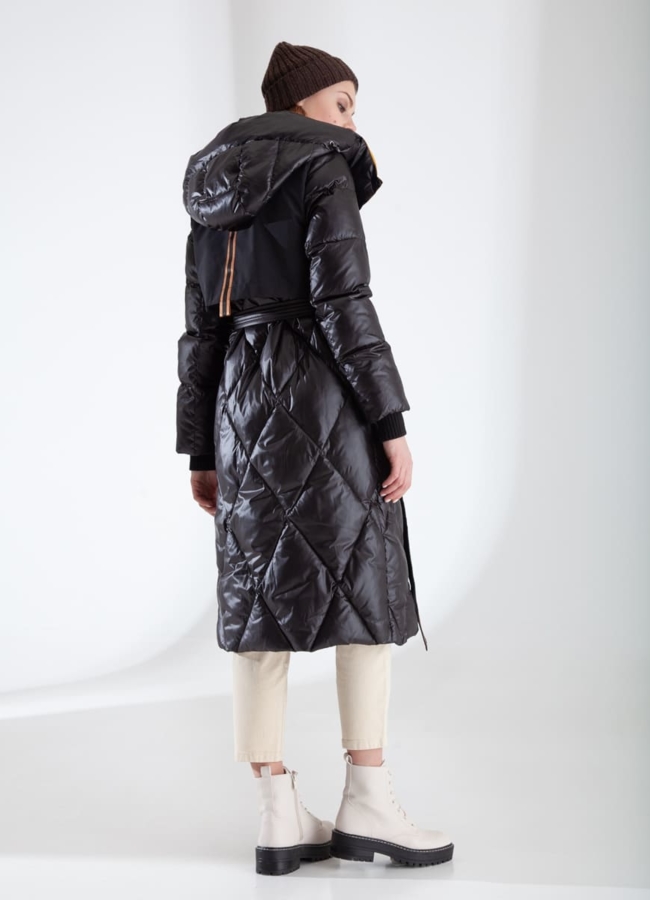 Пуховик черного цвета с капюшоном, с кокеткой модель № 537 универмаг малина