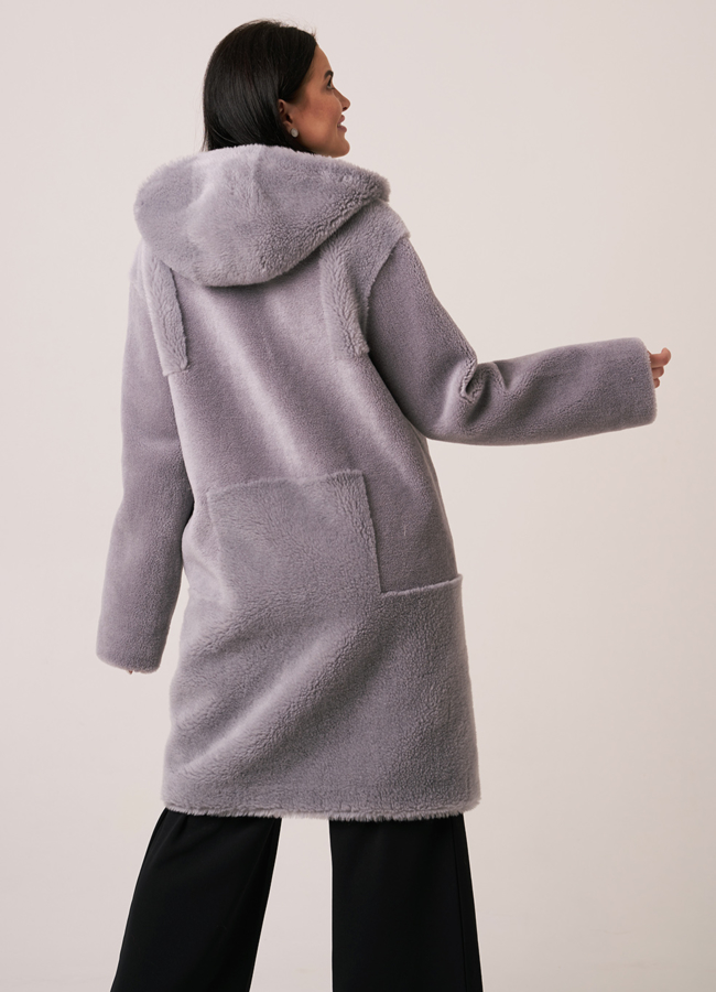 Шуба из овечьей шерсти серого цвета с капюшоном модель № 2047 в кредит