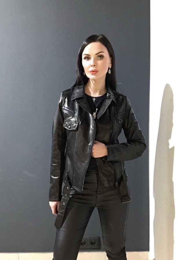 Куртка кожаная черного цвета модель № 956 меха малина