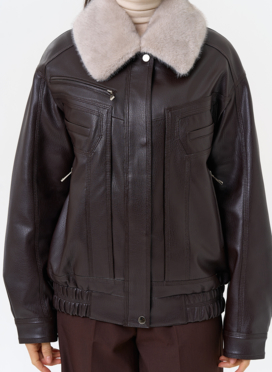 Женская утепленная куртка из эко кожи с воротником из эко меха Женская утепленная куртка из эко кожи с воротником из эко меха