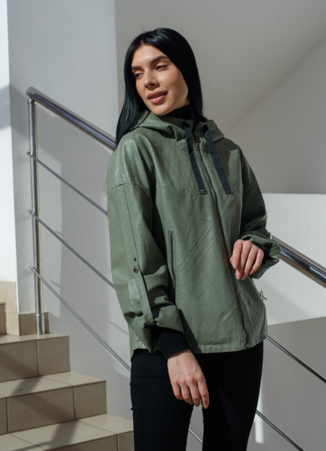 Куртка из эко кожи с капюшоном  модель № 22456 меха малина