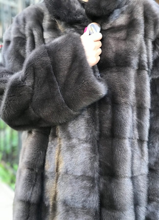 Укороченная норковая шуба с капюшоном в цвете графит модель № 94515M универмаг малина