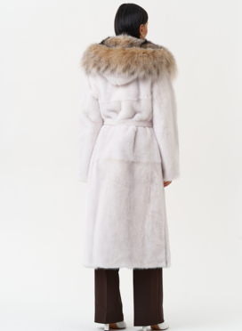 Женская шуба из меха норки с капюшоном из меха рыси