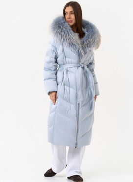 Женский пуховик голубого цвета с отделкой из меха лисы