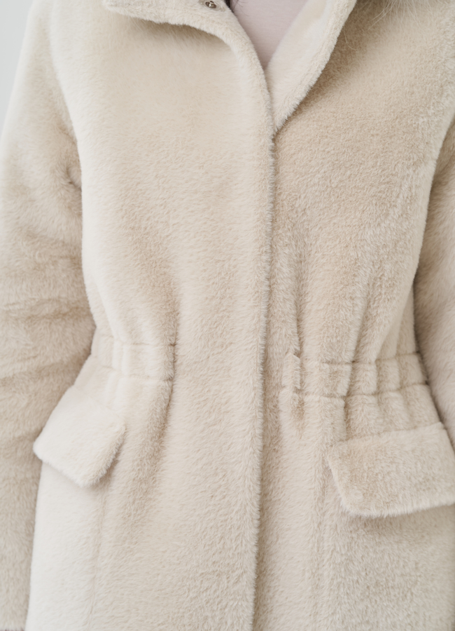 Полупальто бежевого цвета из эко меха модель № 24691 универмаг малина