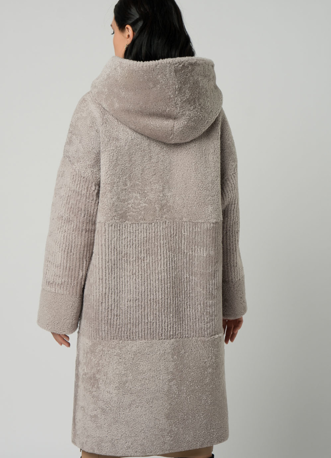 Шуба из овчины в сером цвете с капюшоном модель № 21979 в кредит