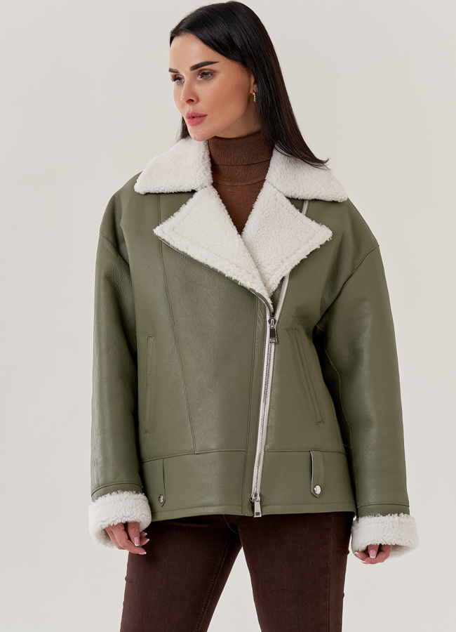 Женская дубленка косуха зеленого цвета  модель № 79593 меха малина