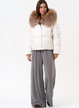 Женский пуховик с капюшоном из меха блюфрост