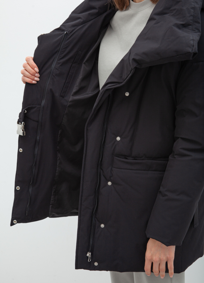 Пуховик женский черного цвета модель № 21077 в рассрочку