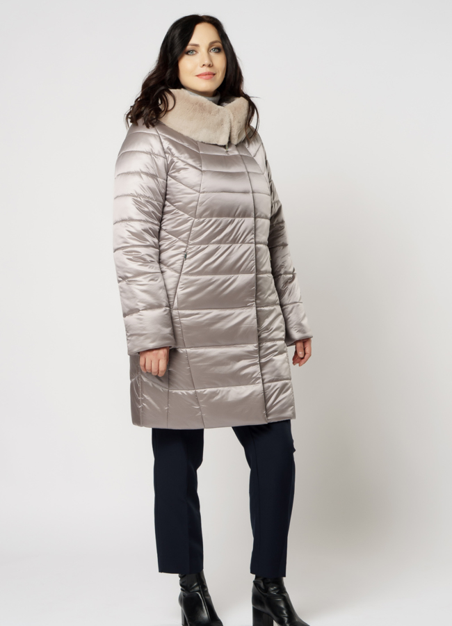 Пуховик с капюшоном на молнии в бежевом цвете модель № 7086 в рассрочку