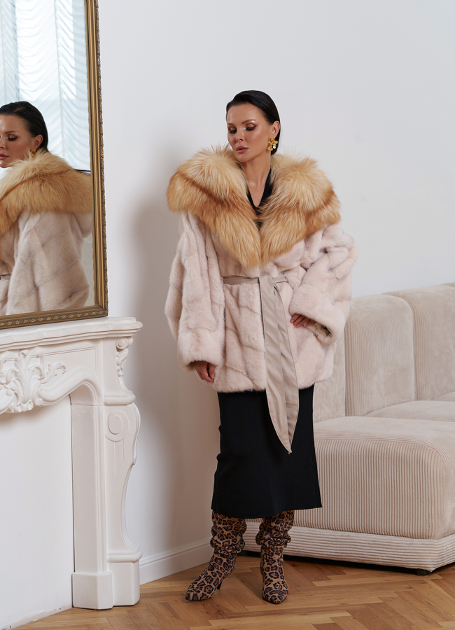 Женская норковая шуба с капюшоном из меха лисы модель № 29392 универмаг малина