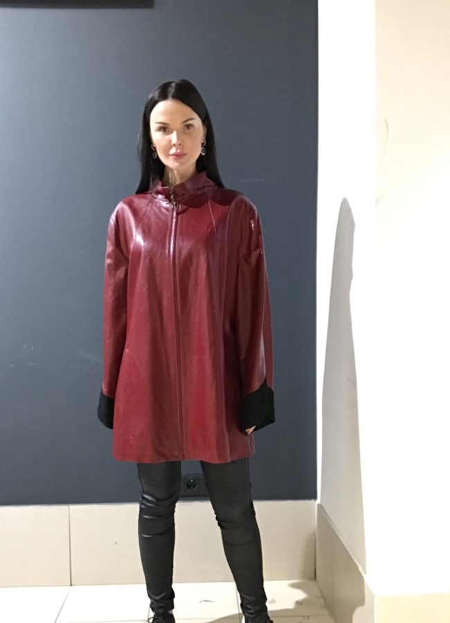 Плащ из эко кожи с воротником стойкой модель № 613 меха малина