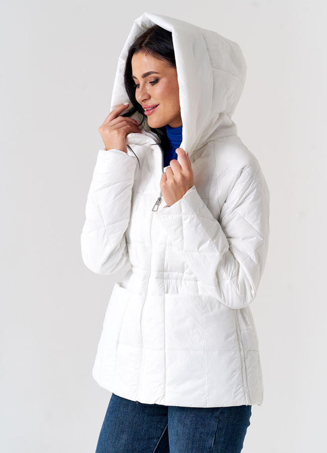 Белая куртка с капюшоном модель № 21578 в рассрочку