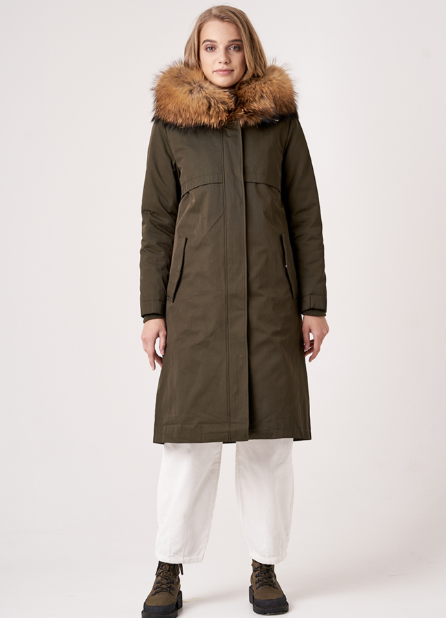 Удлиненная парка с енотом  модель № 18942 меха малина