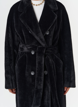 Утепленное пальто из эко меха