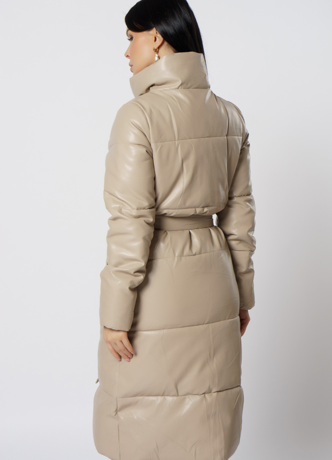 Пальто из эко кожи в бежевом цвете модель № 21713 в рассрочку