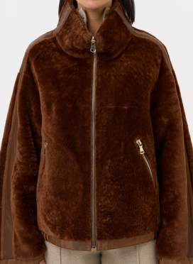 Короткая двухсторонняя дубленка в коричневом цвете