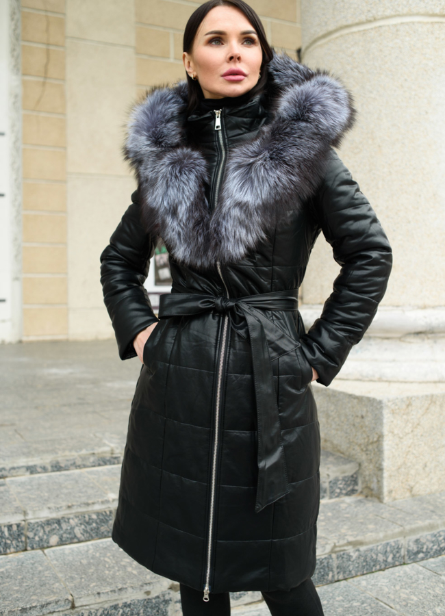 Пуховик из эко кожи черного цвета с капюшоном модель № W204 меха малина