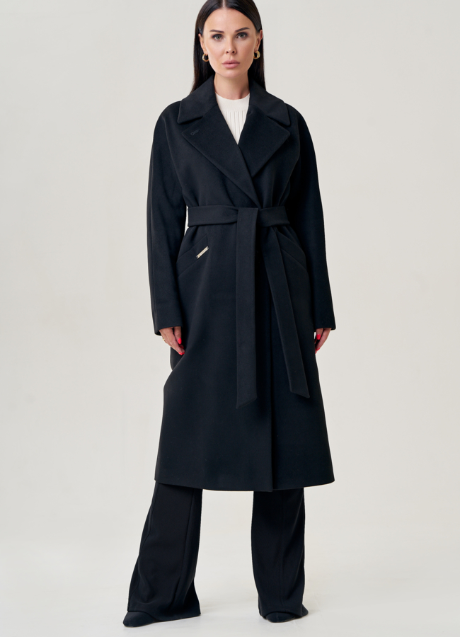 Пальто женское черного цвета  модель № 22959 меха малина