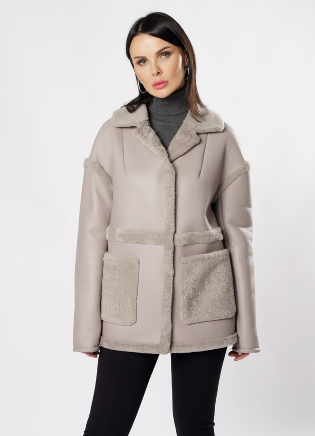 Укороченная дубленка бежевого цвета модель № 10494 меха малина