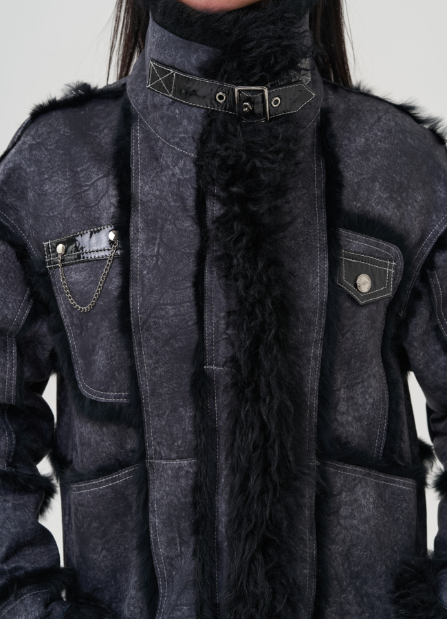 Женская куртка серого цвета с воротником из меха козлика модель № 25542 в рассрочку