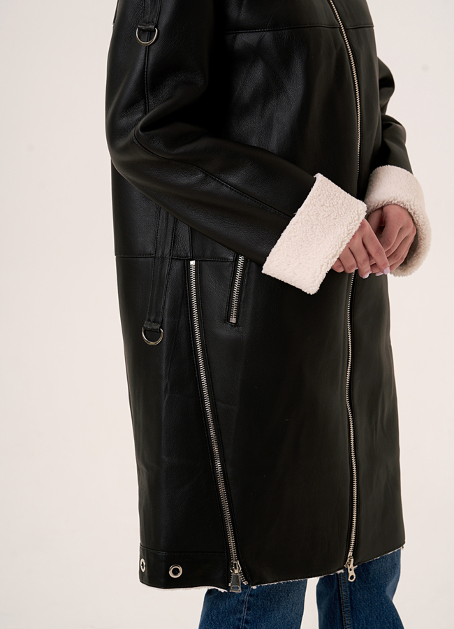 Эко дубленка черного цвета удлиненная на молнии модель № 79450 в рассрочку