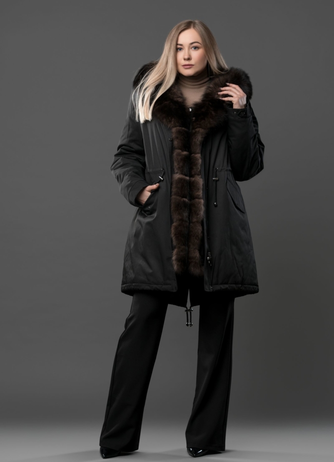 Парка в черном цвете с меховой отделкой модель № 9002 меха малина