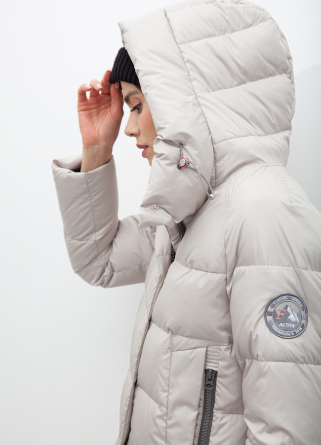 Пуховик женский бежевого цвета модель № 21030 в кредит