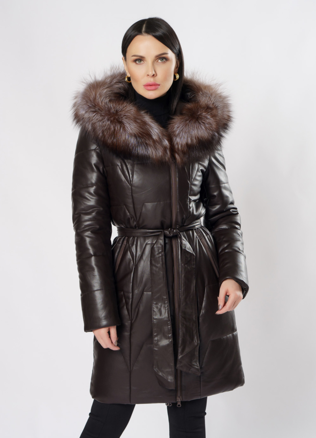 Пуховик из эко кожи коричневого цвета с капюшоном модель № 18979 меха малина