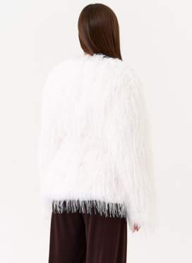 Женская шуба под эко страуса белого цвета Женская шуба под эко страуса белого цвета
