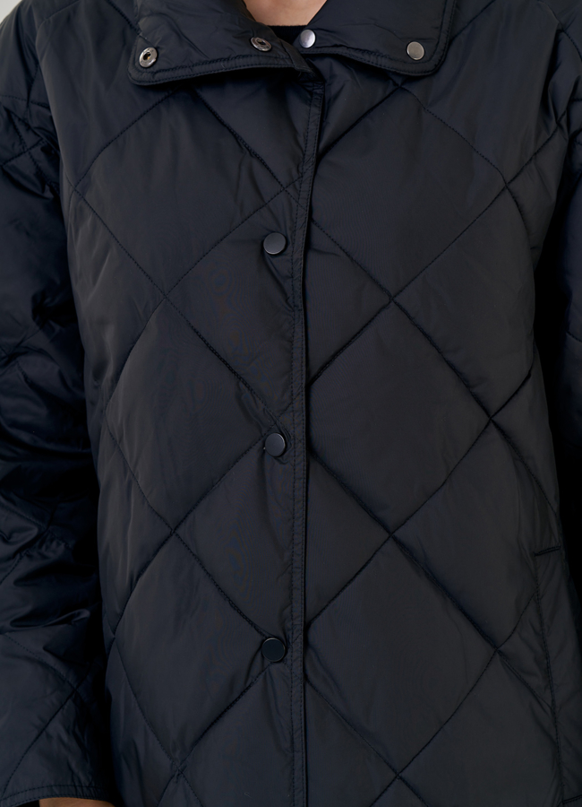 Пуховик женский со стойкой черного цвета  модель № 23199 универмаг малина