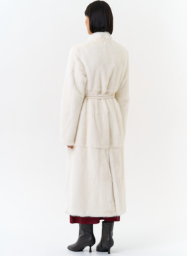 Белая шуба из меха норки с поясом