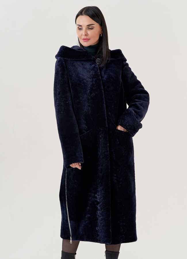 Шуба из овчины синего цвета с капюшоном  модель № 79632 меха малина