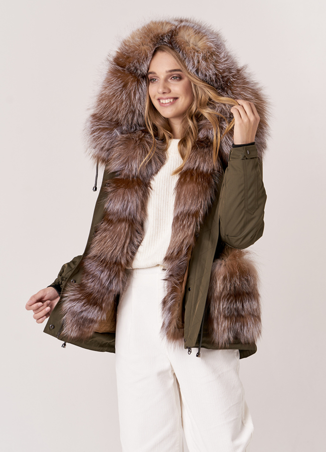 Укороченная парка в цвете хаки с блюфростом модель № 18947 меха малина