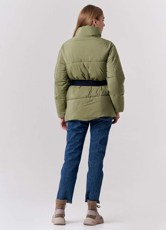 Пуховик женский зеленого цвета с поясом-сумкой модель № 21840 в рассрочку