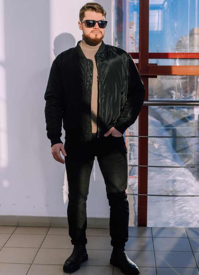 Куртка бомбер черного цвета на молнии  модель № 21256 в рассрочку