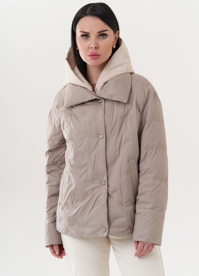 Светлая куртка со съемным капюшоном модель № 26739 меха малина
