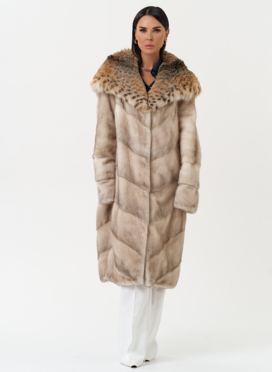 Женская шуба из меха норки с капюшоном из меха рыси