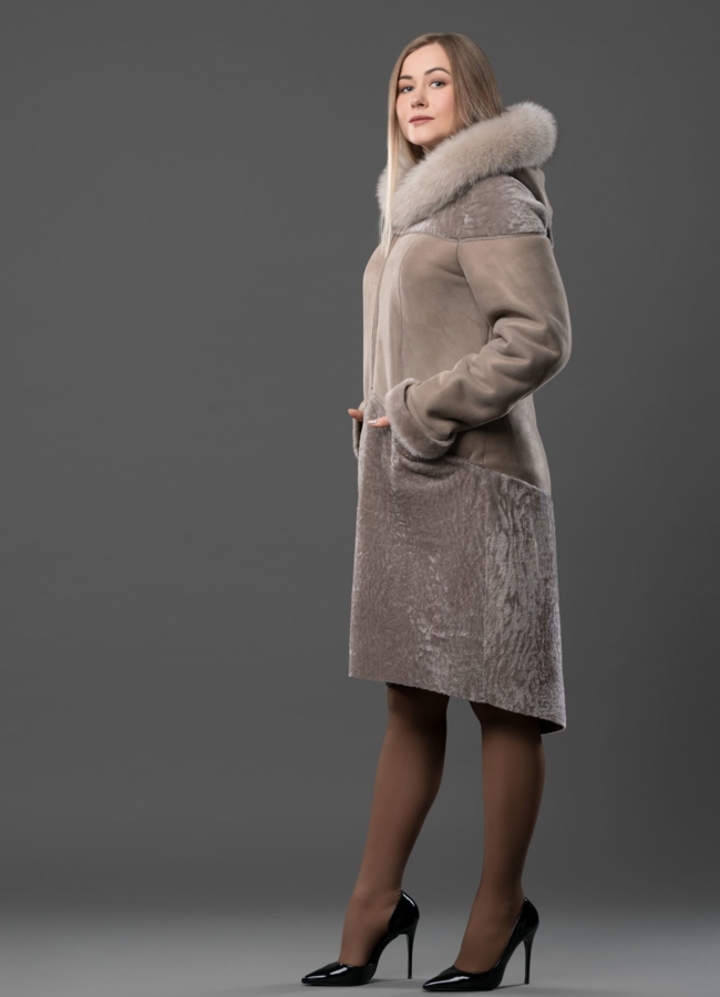 Дубленка прямого силуэта из астрагана, отделка песец модель № 9031 в кредит